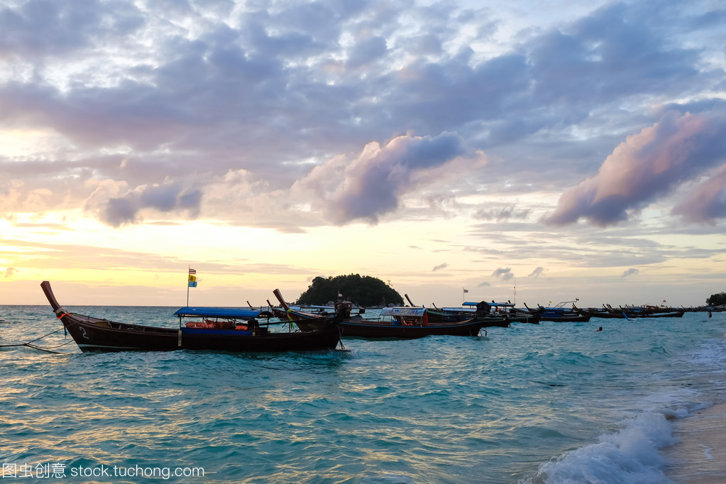 航迹交汇处 海上黎明与空中国际货运代理的双重奏